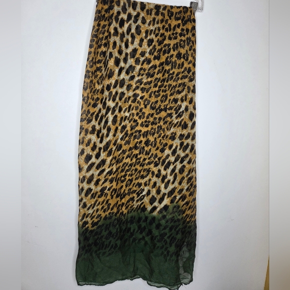 OnDList Elegant Leopard Print Scarf with Green Accent - Picture 5 of 7